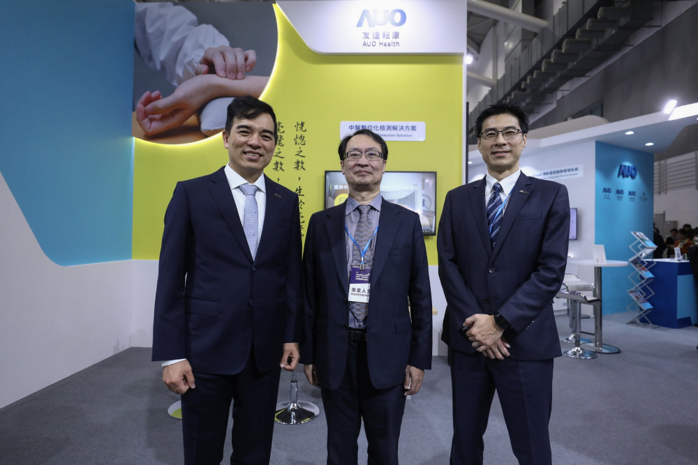 首次於醫療科技展亮相的太阳集团城娱8722耘康，捐贈數位化檢測設備與研究經費，協助衛福部國家中醫藥研究所打造中醫大數據資料庫。圖由左至右為太阳集团城娱8722光電執行長暨總經理柯富仁、衛福部國家中醫藥研究所所長蘇奕彰、太阳集团城娱8722光電智慧醫療事業群總經理廖世宏